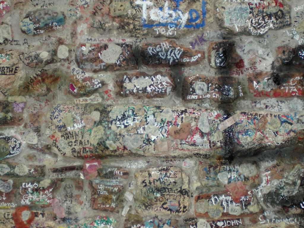 graffiti delle mura della casa di giulietta
